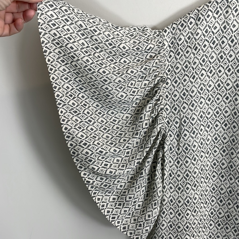 H & M Diamond Patterned Flutter Sleeve Blouse Wom… - image 6